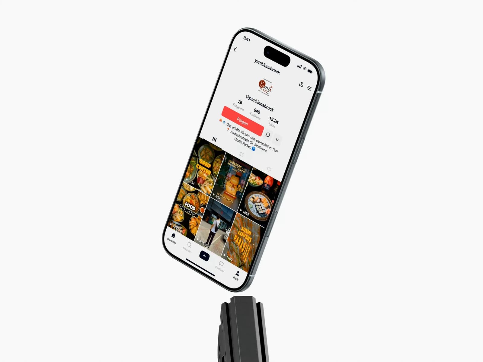 Ein iPhone vor hellem Grund zeigt das TikTok-Profil des Asia Restaurant YAMI mit der Kurzbeschreibung und dem Raster seiner Beiträge, darunter ein Metallprofil.