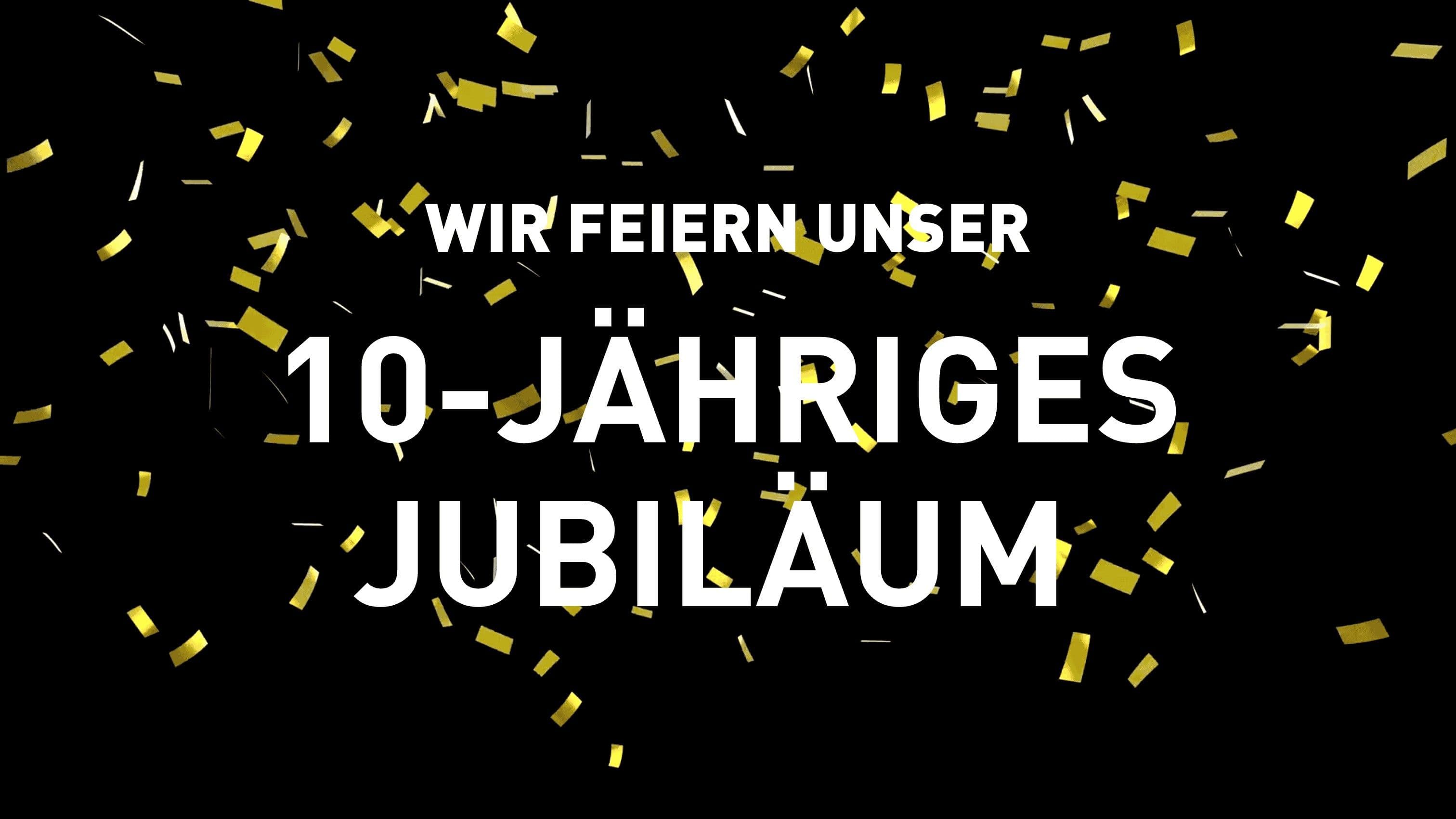 Eine Folie der Fläche im Laden: goldenes Konfetti auf schwarzem Grund, darauf in weisser Versalschrift die Zeile Wir feiern unser zehnjähriges Jubiläum.