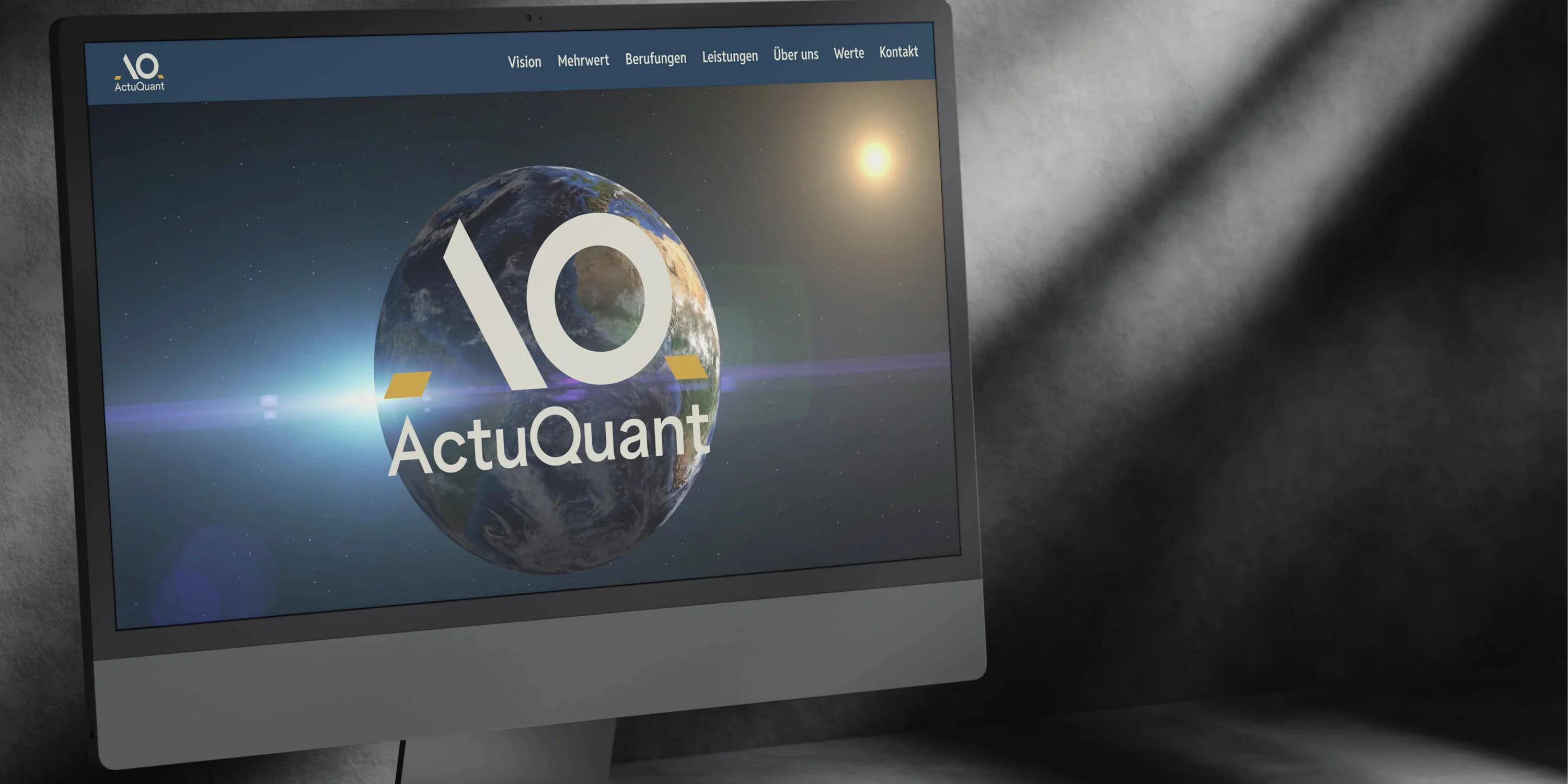 ActuQuant: Ein Bildschirm zeigt die Startseite von actuquant.com mit dem Logo vor der Erde.
