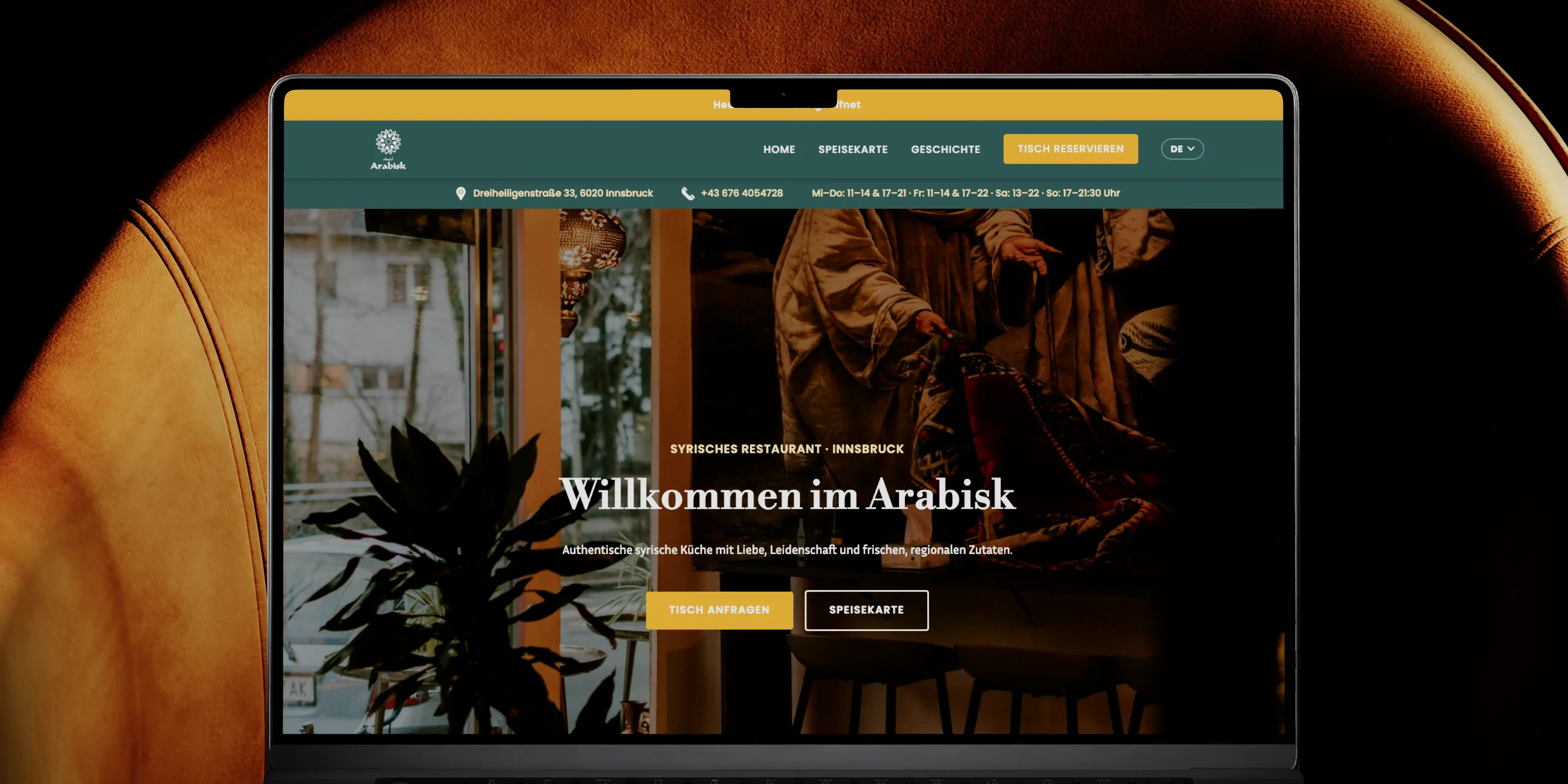 Arabisk: Ein MacBook Pro zeigt die Startseite von arabisk.at mit dem Titel Willkommen im Arabisk.