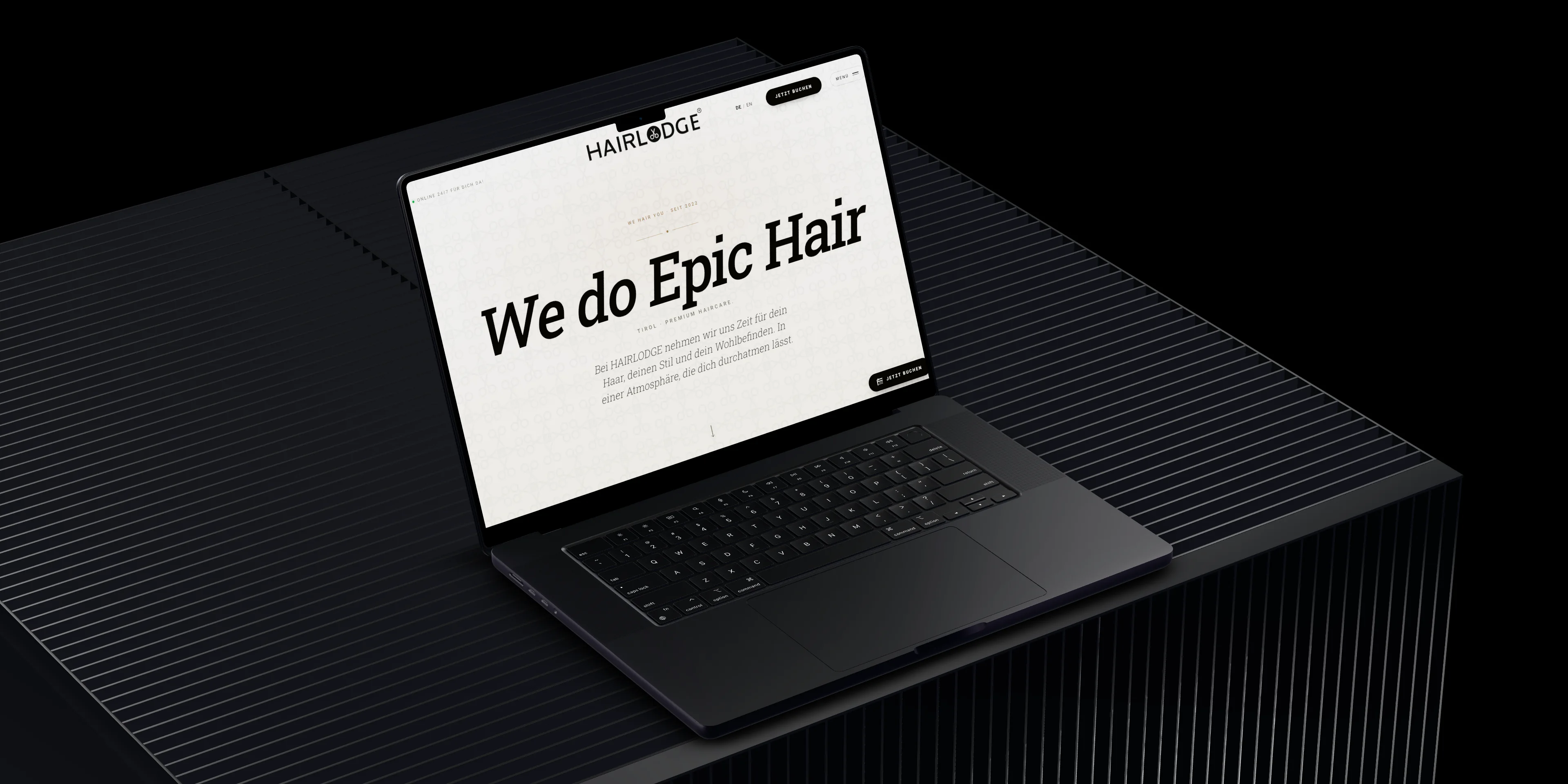 HAIRLODGE: Ein MacBook Pro zeigt die Startseite von hairlodge.at mit dem Schriftzug We do Epic Hair.