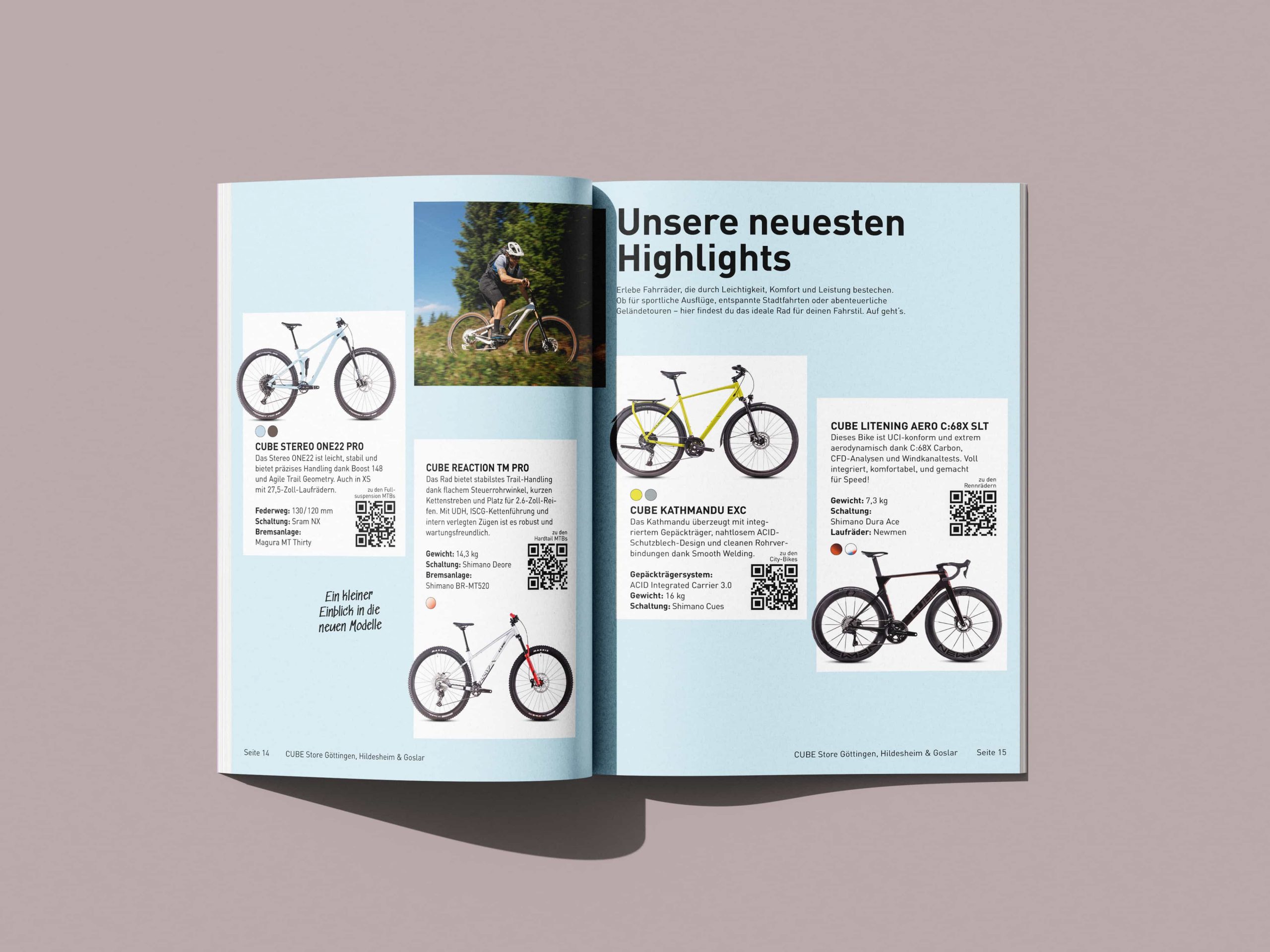 Eine Magazin-Doppelseite zeigt vier Fahrräder mit Beschreibungen, Bildern und QR-Codes auf hellblauem Hintergrund. Die Überschrift lautet „Unsere neuesten Highlights“ – perfekt für Sportmarketing-Inspirationen in Innsbruck.