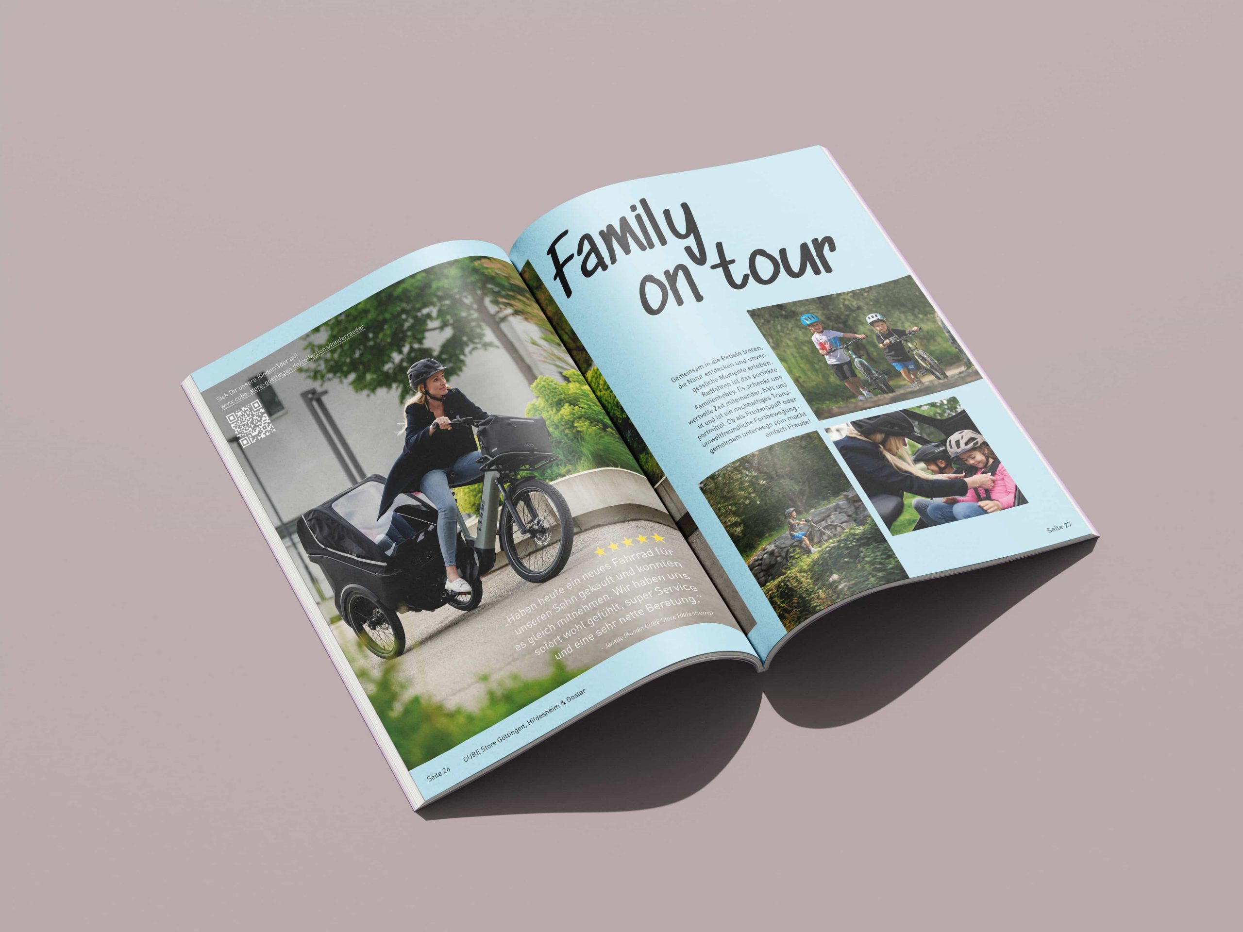 Ein aufgeschlagenes Magazin auf hellem Untergrund zeigt den Beitrag „Familie auf Tour“ mit Fotos von Familien, die gemeinsam in der Natur nahe Innsbruck Rad fahren, und einer Frau, die mit Kindern auf einem Lastenrad unterwegs ist – ein Sinnbild für einen aktiven Lebensstil, der sich perfekt fürs Sportmarketing eignet.