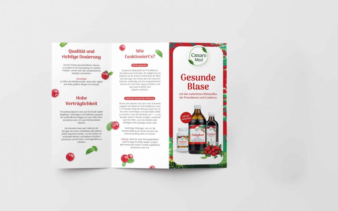 Eine dreifach gefaltete Broschüre in deutscher Sprache für Cesaro Med zeigt Flaschen mit Medikamenten und Cranberries. Das Design weist rote und grüne Akzente mit Cranberry-Bildern und Text über Produktqualität, Funktion und Kompatibilität auf.