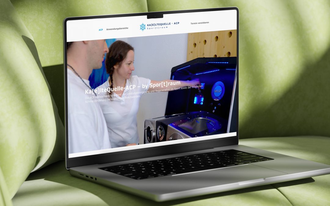 Ein Laptop auf einer grünen Couch zeigt eine Website, die zwei Personen zeigt, die ein blau beleuchtetes medizinisches oder Wellness-Gerät der Kältequelle ACP Spittal/Drau betrachten. Der Bildschirm enthält das Logo der Website und das Navigationsmenü am oberen Rand.