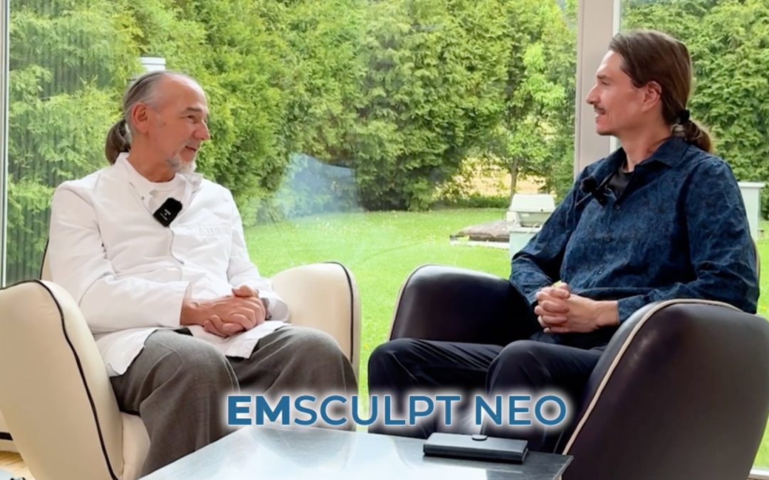 Zwei Männer sitzen sich in Sesseln gegenüber und führen ein Gespräch in einem hellen Raum mit großen Fenstern, die den Blick auf die grüne Landschaft draußen freigeben. Beide haben Mikrofone an ihren Hemden befestigt. Der Text EMSCULPT NEO erscheint am unteren Rand.