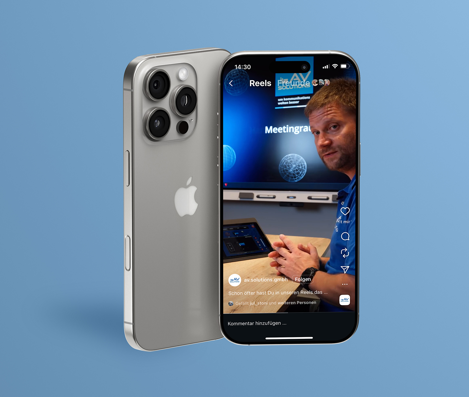 Ein silbernes iPhone mit drei rückwärtigen Kameras ist hochkant aufgestellt. Auf dem Bildschirm ist ein Social-Media-Reel eines Mannes zu sehen, der an einem Schreibtisch mit Technik und einem Präsentationsbildschirm hinter sich sitzt, vor einem schlichten blauen Hintergrund.