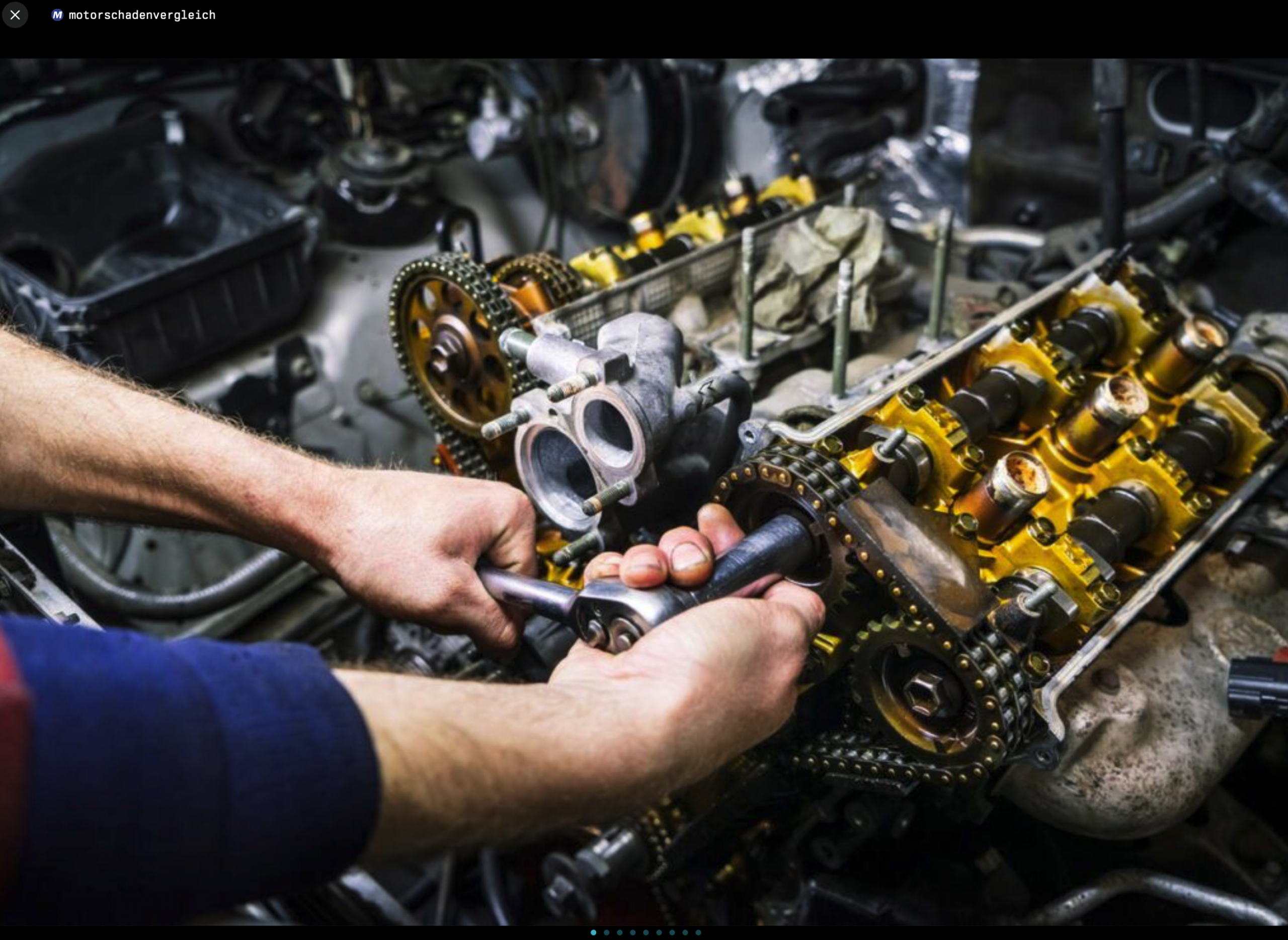 Ein Mann arbeitet an einem Automotor.