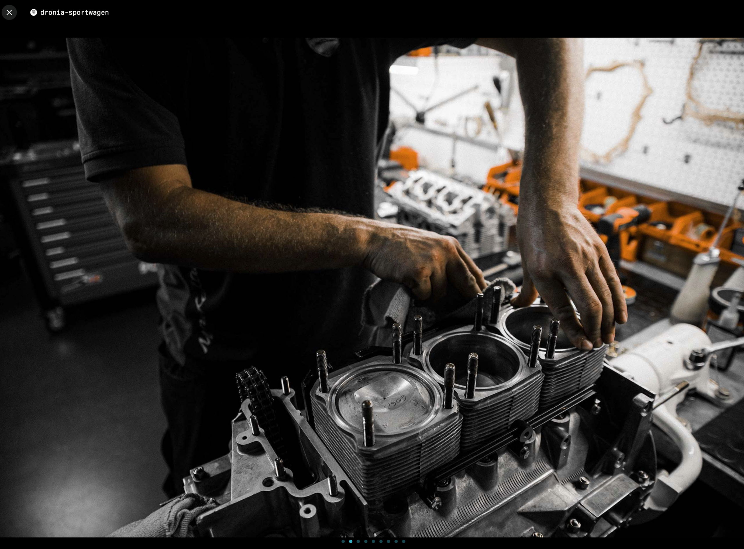 Ein Mann arbeitet an einer Maschine.