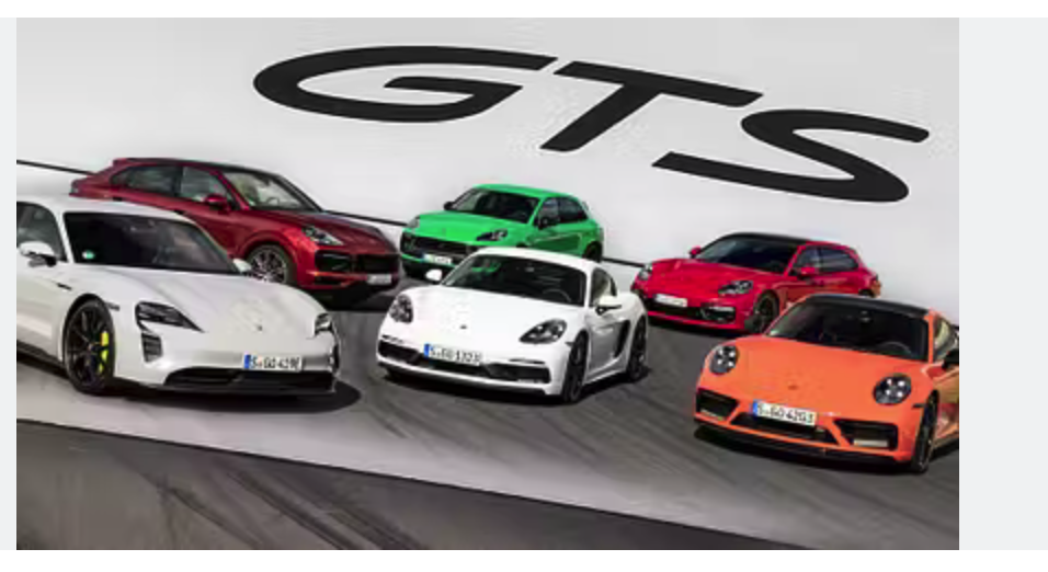 Fünf Porsche-Sportwagen in verschiedenen Farben - weiß, rot, grün und orange - sind nebeneinander auf einer Rennstrecke geparkt, auf der im Hintergrund in großen Buchstaben "GTS" steht.