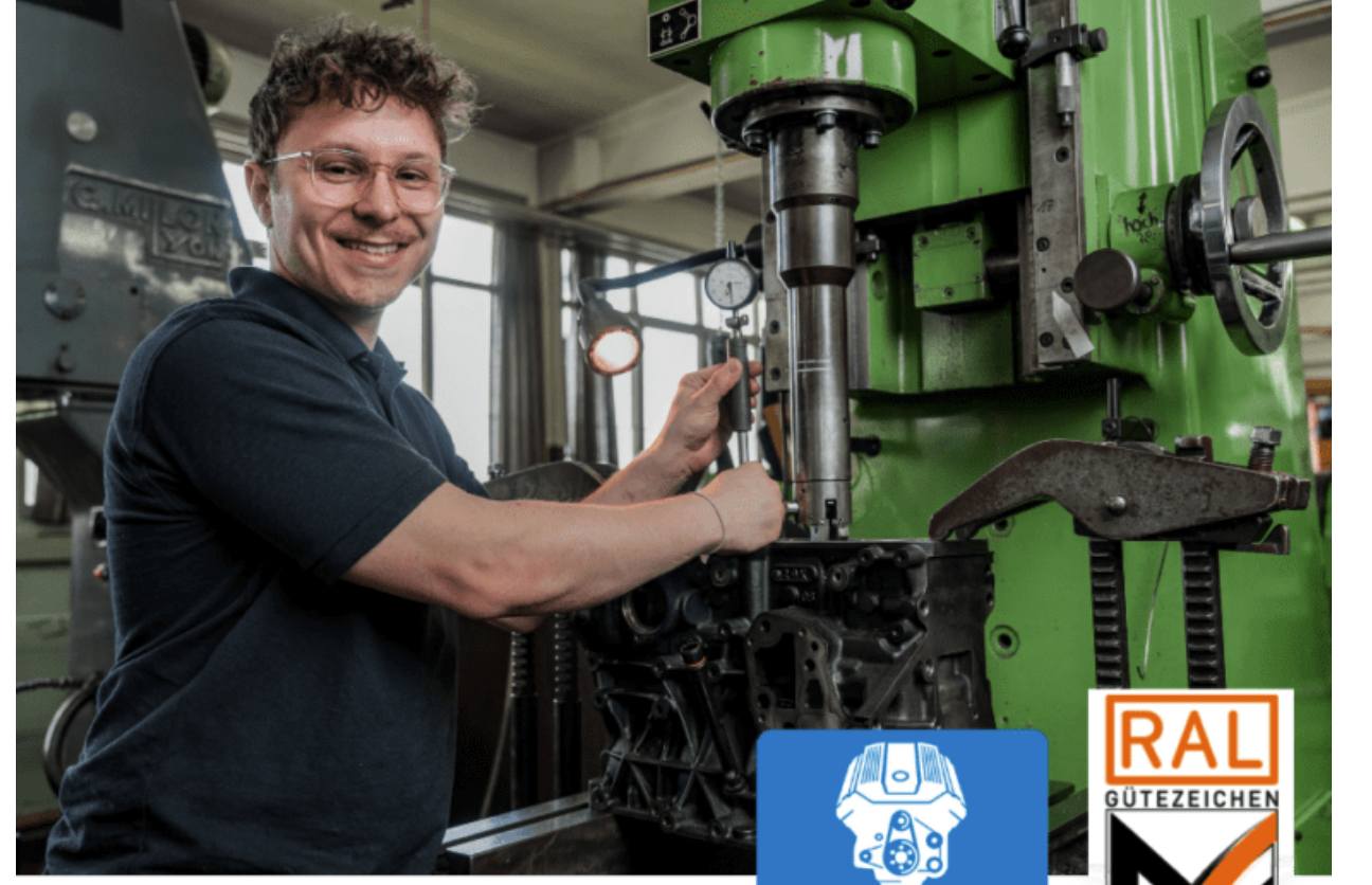 Ein lächelnder Mann mit Brille bedient eine grüne Industriemaschine in einer Werkstatt. Im Hintergrund sind verschiedene Werkzeuge und Maschinen zu sehen. Zertifizierungslogos erscheinen in der unteren rechten Ecke des Bildes.