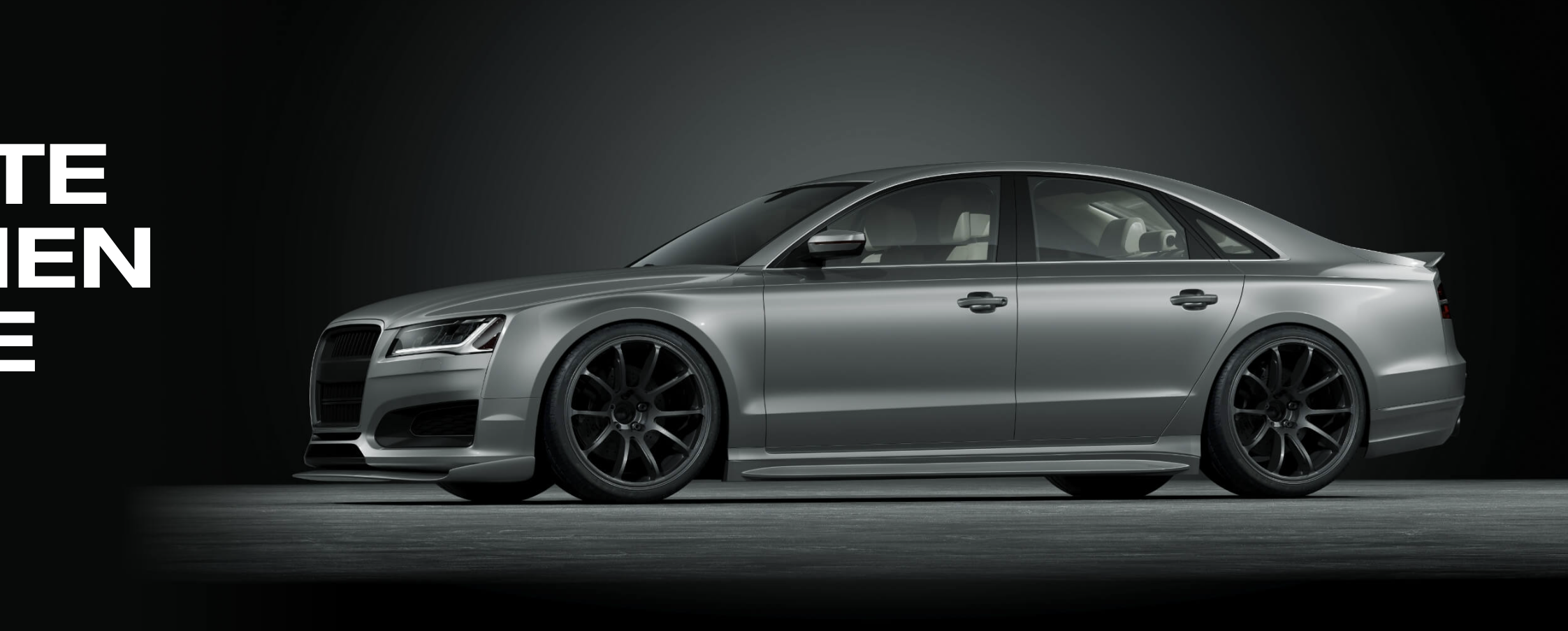 Eine elegante, silberne Luxuslimousine mit dunkel getönten Scheiben und schwarzen Rädern ist in einem Studio mit dunklem Hintergrund geparkt. Ein teilweise sichtbarer weißer Text erscheint auf der linken Seite des Bildes.