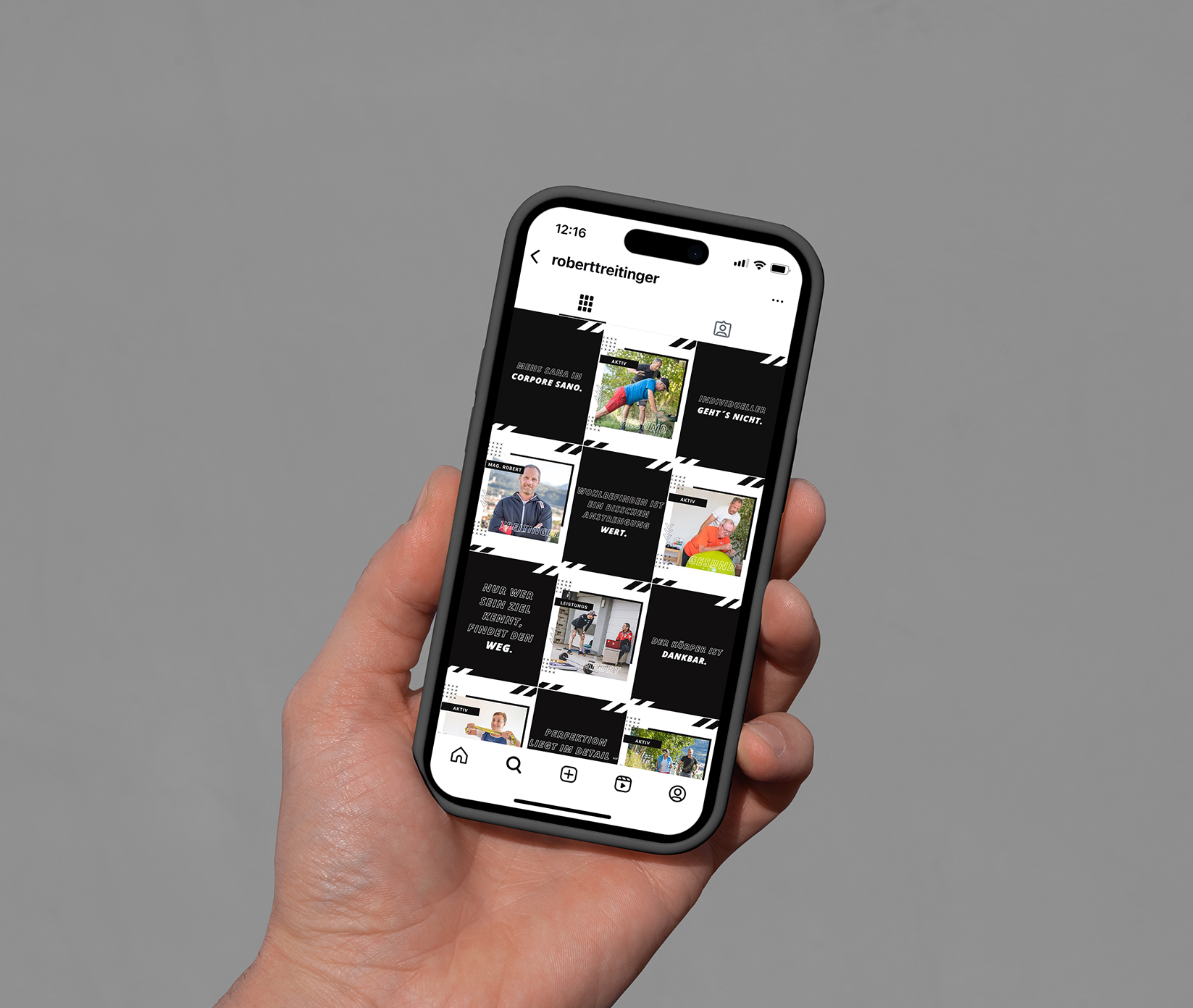 Treitinger_SM_MockUp_Titelbild Kopie Eine Hand hält ein Smartphone, das ein Instagram-Profil mit einem Raster aus schwarz-weißen Beiträgen mit Text und Bildern auf grauem Hintergrund zeigt. Der Nutzername robertrettinger ist oben auf dem Bildschirm zu sehen.