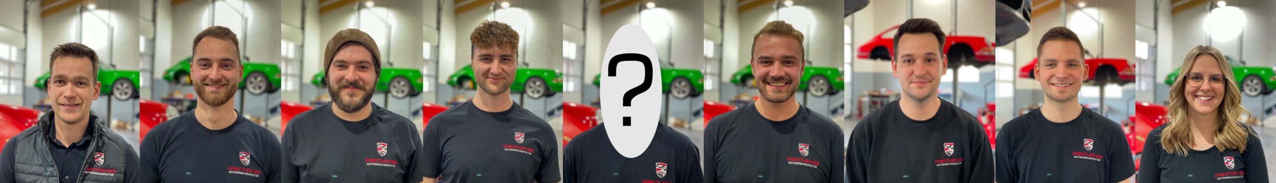 Acht Personen stehen nebeneinander vor Autos; ein großes Fragezeichen auf einem weißen Kreis ersetzt das Gesicht der fünften Person. Alle lächeln und tragen legere Kleidung, die meisten in passenden dunklen T-Shirts.