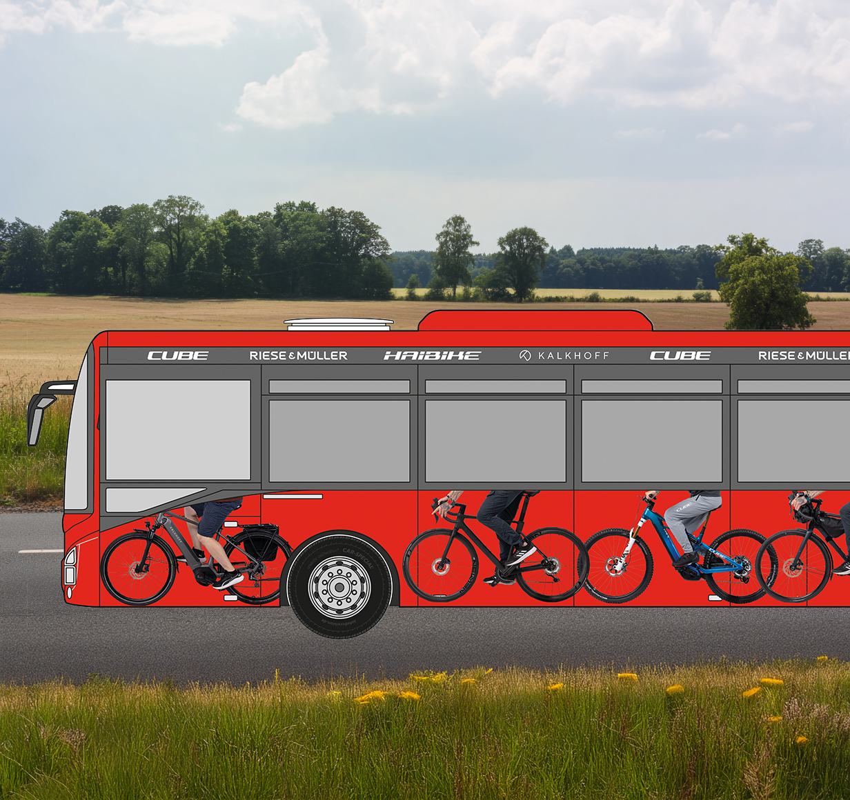 Ein roter Bus mit großen Glasscheiben an der Seite, durch die Fahrradfahrer zu sehen sind, scheint auf einer Straße mit grünen Feldern und Bäumen im Hintergrund unterwegs zu sein.