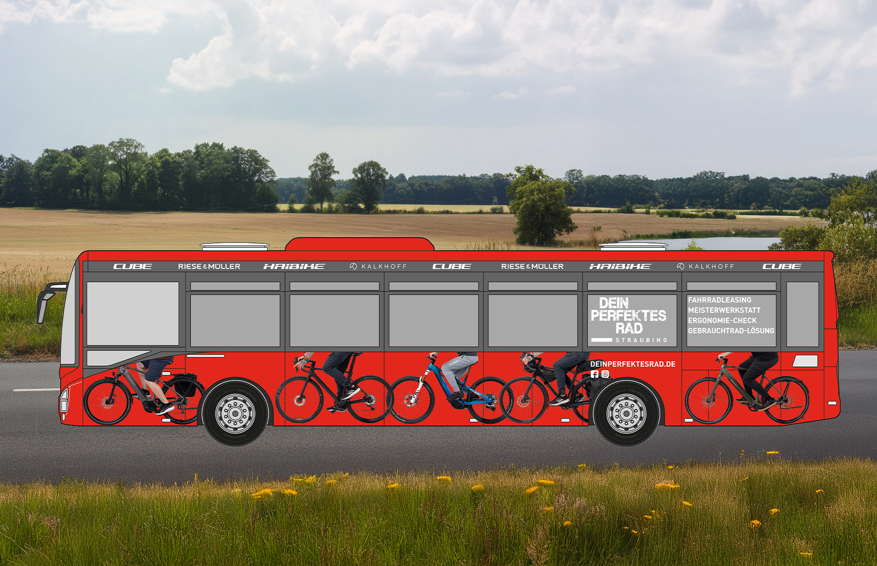 dpr_Bus_Visualisierung2 Ein roter Bus fährt auf einer Landstraße, an der Seite sind große Abbildungen von Menschen auf Fahrrädern zu sehen. Grüne Felder und Bäume sind im Hintergrund unter einem teilweise bewölkten Himmel zu sehen.