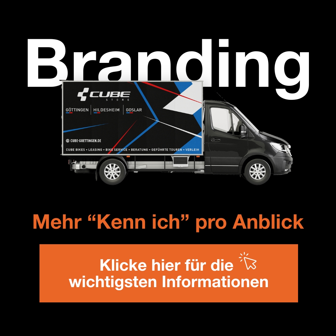 invisions_Leistungen_Titelbild_1x1_Branding2 Ein schwarzer Lieferwagen mit CUBE SYSTEM-Branding steht mittig auf einem schwarzen Hintergrund. Großer weißer Text sagt Branding oben und Mehr Kenn ich pro Anblick unten. Auf einer orangefarbenen Schaltfläche steht: Klicken Sie hier für die wichtigsten Informationen.